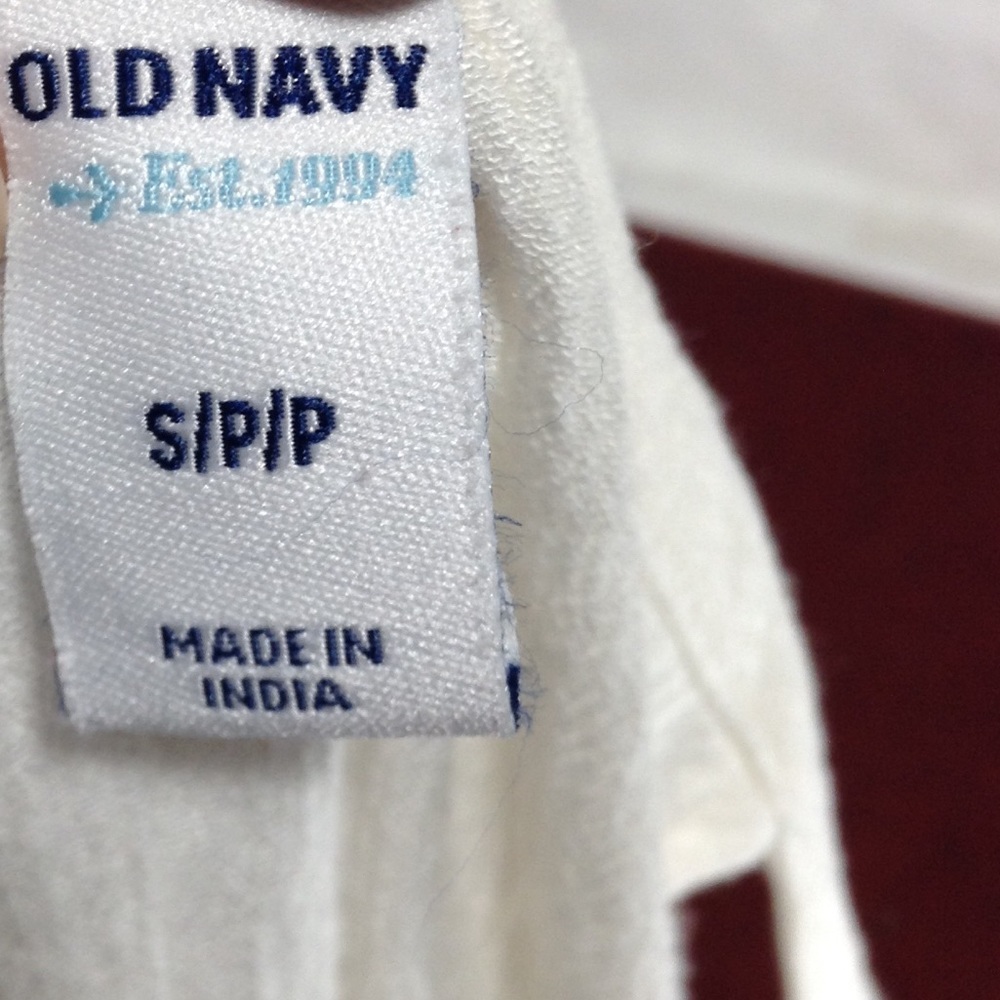 Old Navy embroidered sleeveless blouse - Picture 7 of 7